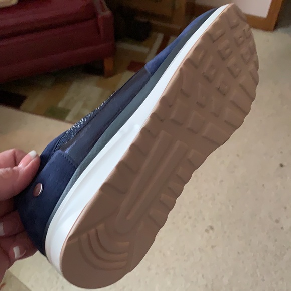 Ladies tennis shoes with side zipper. Brand new! - Picture 2 of 2